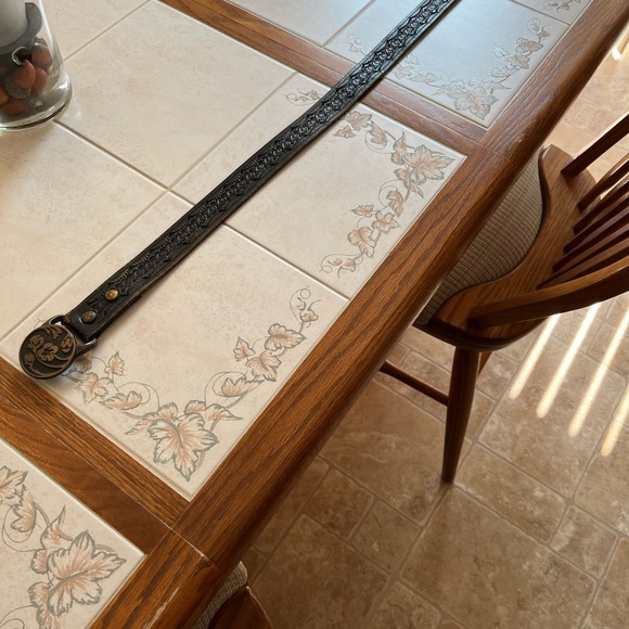 Woman’s leathers belt , it is 35”  the color is black - Picture 3 of 4